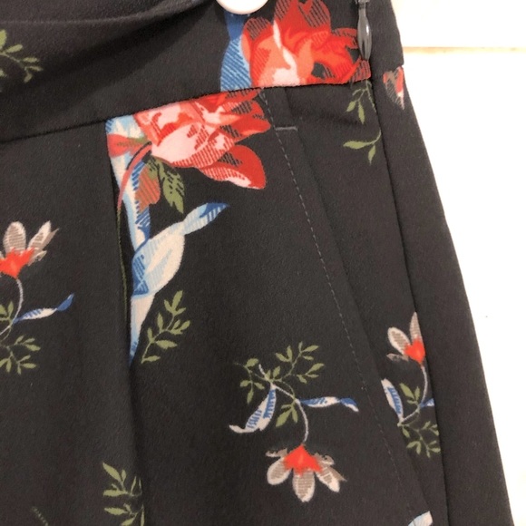 Loft floral black red short pockets size 4 - Picture 5 of 5